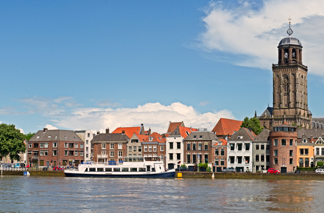 canal and houses in Deventer